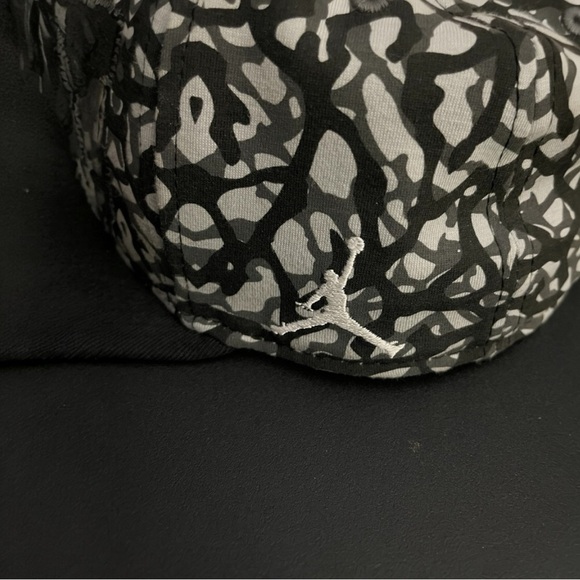 TWO MICHAEL JORDAN COMMEMORATIVE SERIES FIGURINES & MICHAEL JORDAN 1985 CAP - Picture 6 of 11